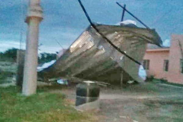 Una intensa tormenta con fuertes raacutefagas de viento provocoacute un serio accidente y dantildeos en la red eleacutectrica