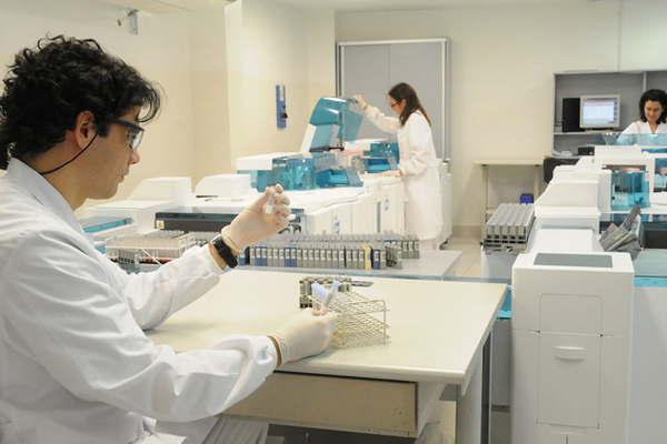 Bioquiacutemicos inician el antildeo en crisis por desfase financiero que dejoacute la devaluacioacuten y la inflacioacuten