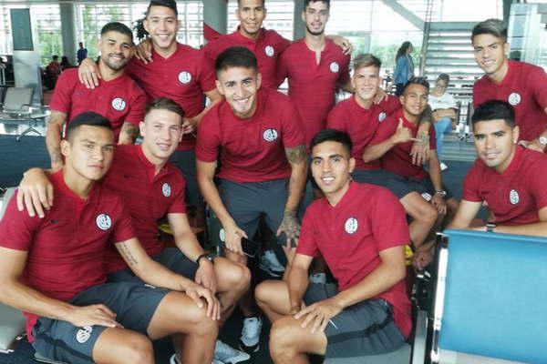 Jorge Almiroacuten viajoacute con 27 jugadores rumbo a Brasil 