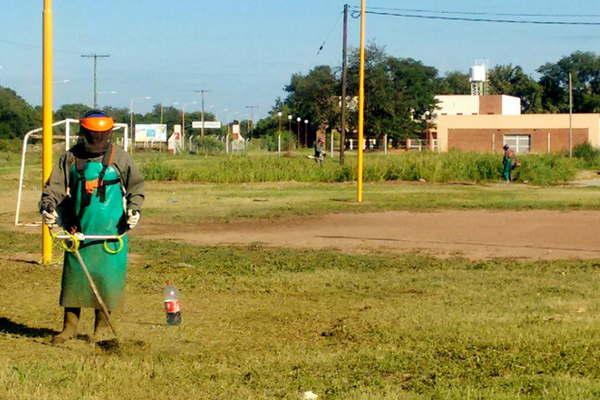 La comuna bandentildea intensifica los trabajos de desmalezamiento en distintos barrios de la ciudad