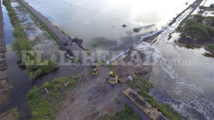 VIDEOS  La lluvia inundoacute a familias y campos del liacutemite con Santa Fe