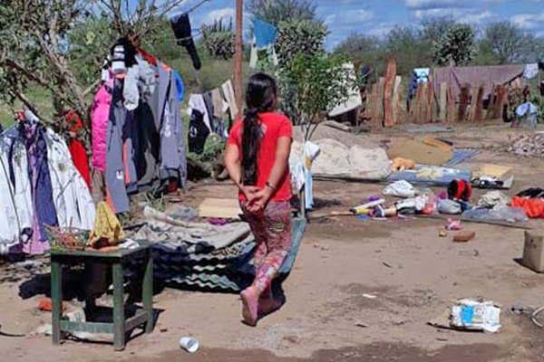 Una madre y sus tres hijos quedaron a la intemperie por el feroz viento