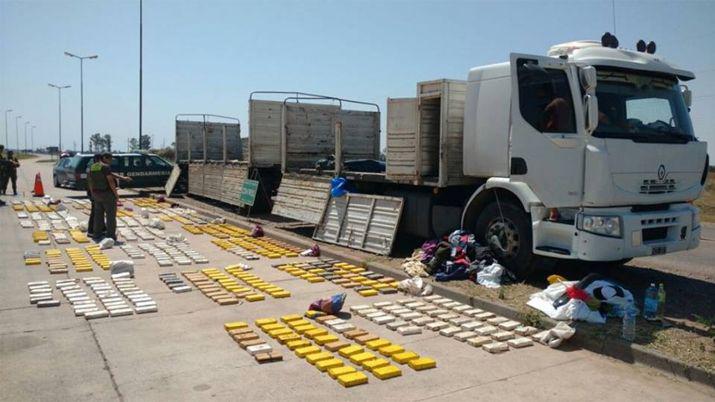 Decomisan 134 kilos de cocaiacutena escondidos en un camioacuten con papas