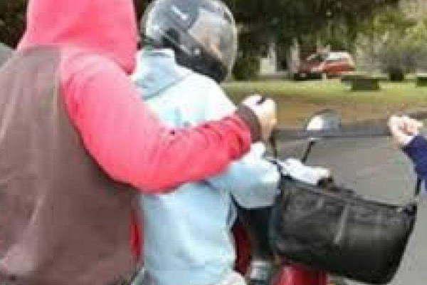 Motochorros despojan  a mujer de mochila con bienes por  140