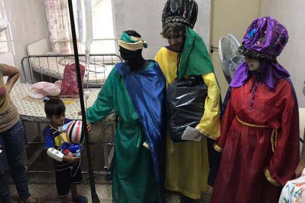 Los Reyes Magos dejaron regalos y alegriacutea a los nintildeos del hospital zonal