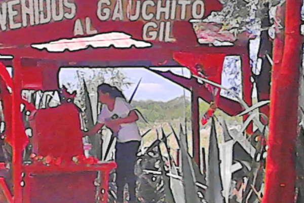 El Gauchito Gil recibioacute un homenaje de los fieles del pueblo de Colonia Dora