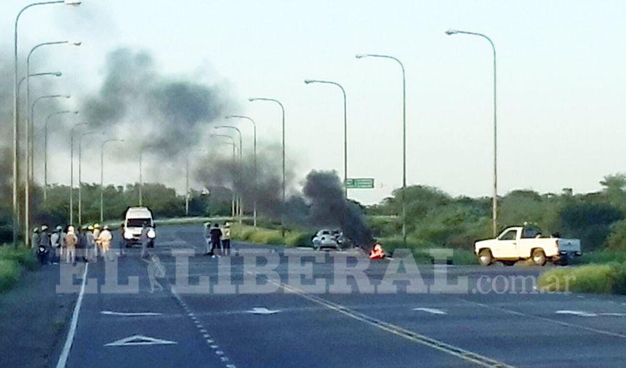 Continuacutea la protesta de empleados por falta de pago en rutas 6 y 24