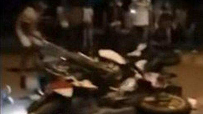 VIDEO  Corriacutean picadas ilegales y chocaron entre ellos