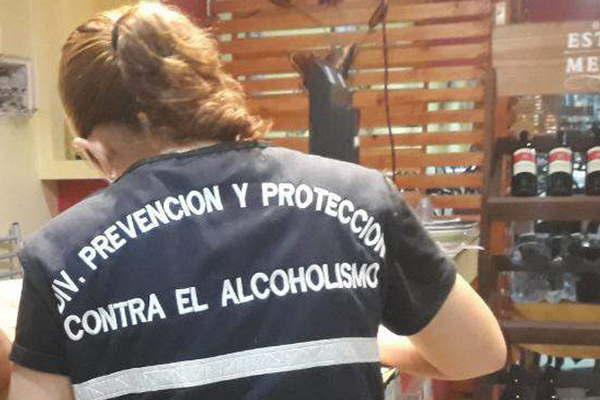 Clausuran dos bares que vendiacutean alcohol por falta de documentacioacuten