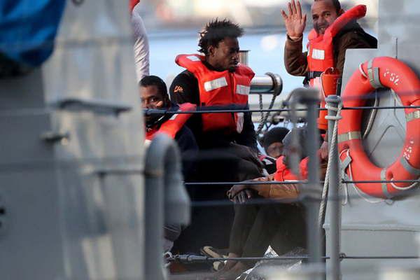 Acogen a 49 refugiados tras dos semanas de espera en el agua