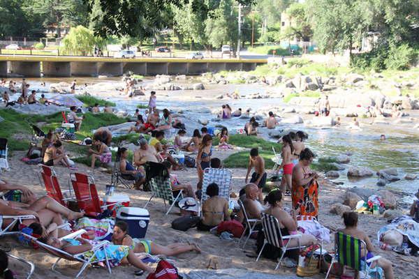 Un eacutexito de cada temporada- los balnearios de Carlos Paz estaacuten invadidos por los turistas