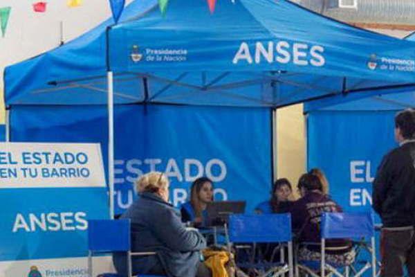 Personal de la Anses estaraacute hasta mantildeana en plaza Libertad