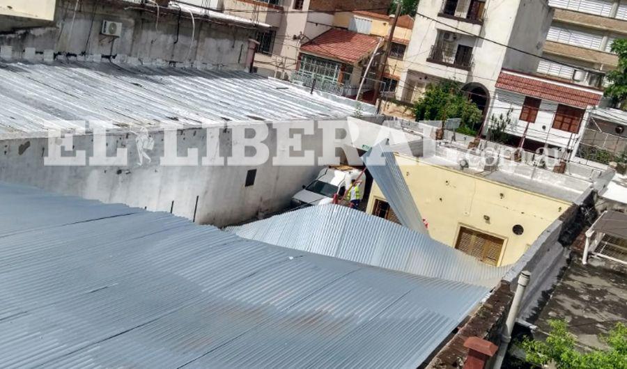 La tormenta hizo ceder el techo de un estacionamiento