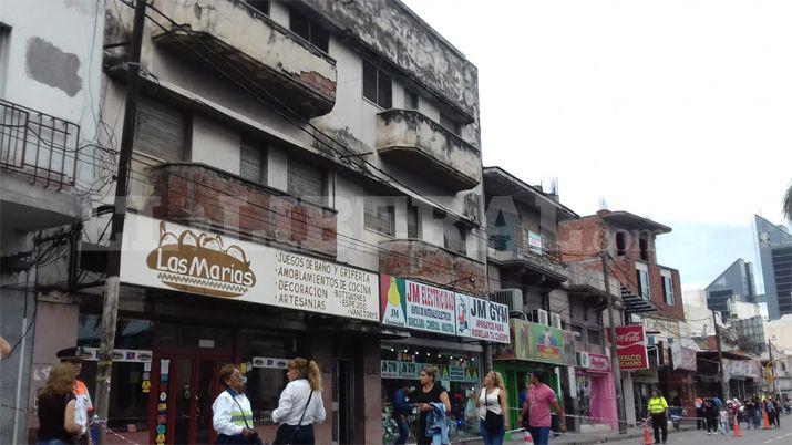 Temen por el derrumbe de un edificio en Avenida Belgrano