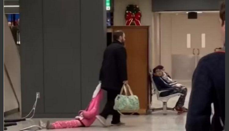 Indignante- Un hombre que arrastroacute a su hija en el aeropuerto de Estados Unidos