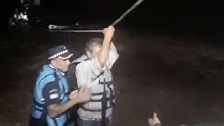 VIDEO  El dramaacutetico rescate de cuatro personas atrapadas por el agua