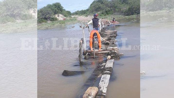 Pobladores de La Ramada tuvieron que improvisar un puente
