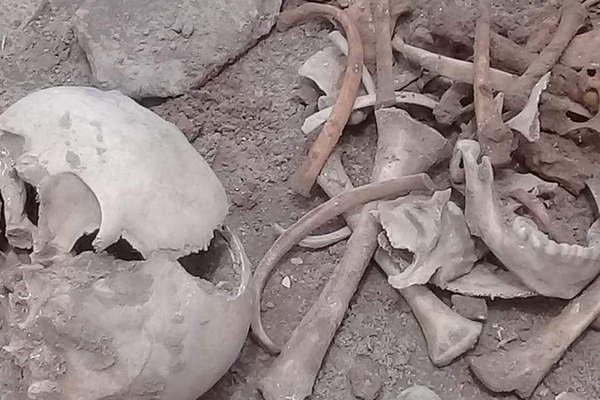 En canchita de fuacutetbol en Cardoacuten Esquina una familia descubrioacute una vasija con restos humanos