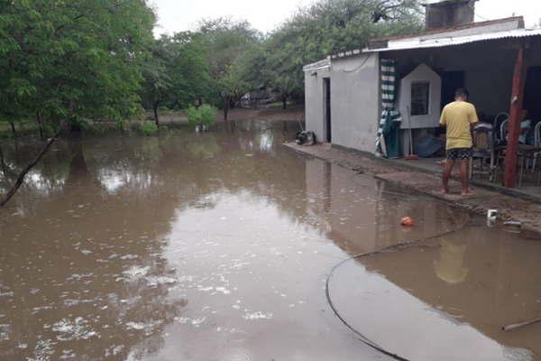 Asisten a personas afectadas por el agua en El Deaacuten y Los Mojones