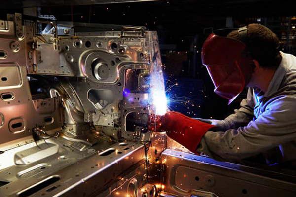 Cayoacute el uso de la capacidad instalada en la industria