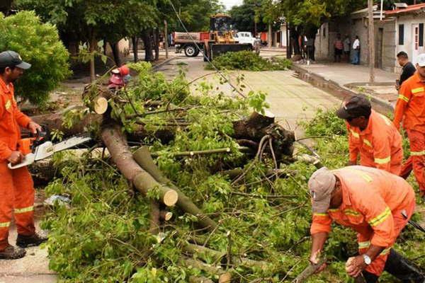 Por la intensa lluvia la comuna capitalina puso en marcha un operativo de respuestas