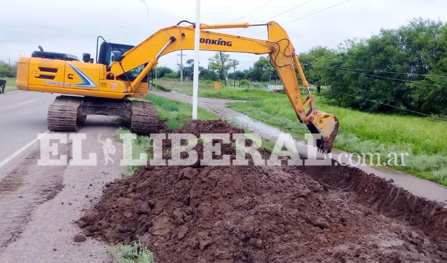 Antildeatuya- maquinarias trabajan para construir nuevos drenajes