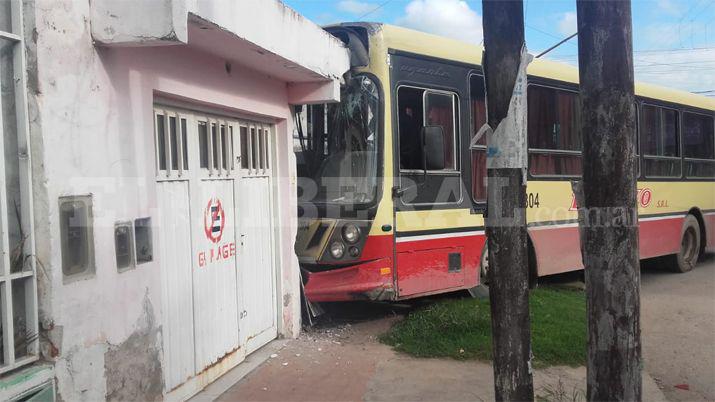 Sin control- un colectivo se incrustoacute en una vivienda en La Banda