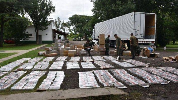 Decomisan un camioacuten que trasladaba cigarrillos celulares y consolas