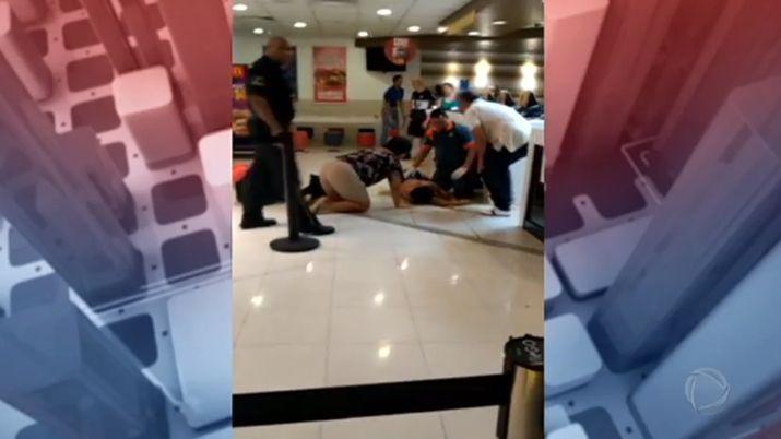 VIDEO  Escalofriantes imaacutegenes tras la explosioacuten en un restaurante