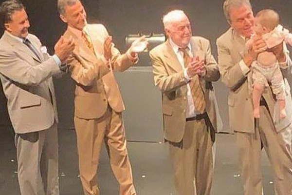 Viacutector Laplace presentoacute a su nieta en Rotos de amor 