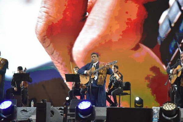 Los Manseros Santiaguentildeos siguen enamorando al puacuteblico de Jesuacutes Mariacutea  