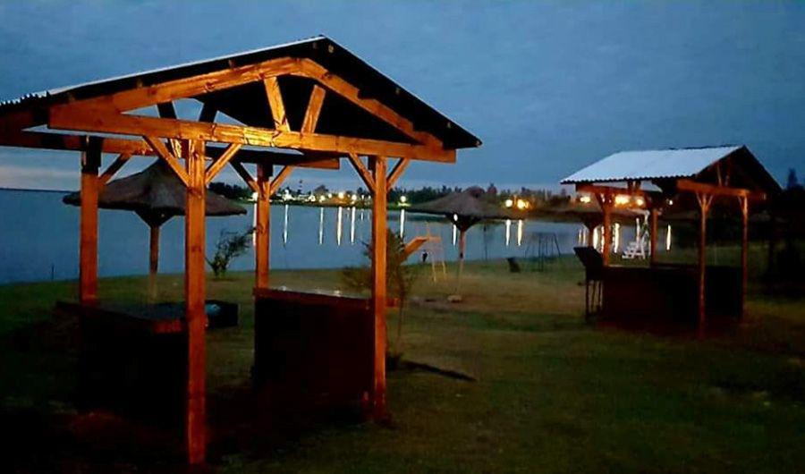 Amanecer de domingo en la Playa del Lago en Las Termas