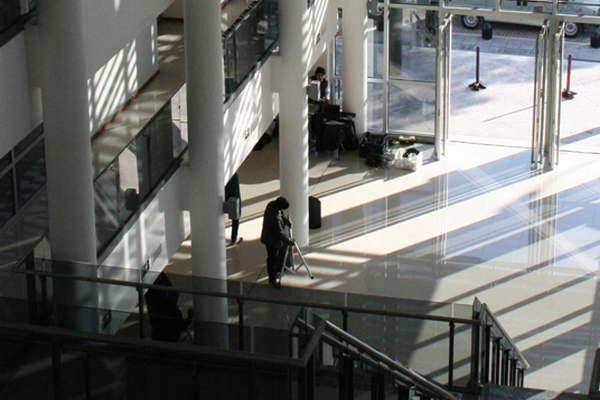 Agredioacute en forma salvaje a la pareja y resistioacute con no menos violencia el arresto policial