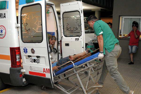 Un motociclista chocoacute contra la parte trasera de un carrito tirado por caballos 