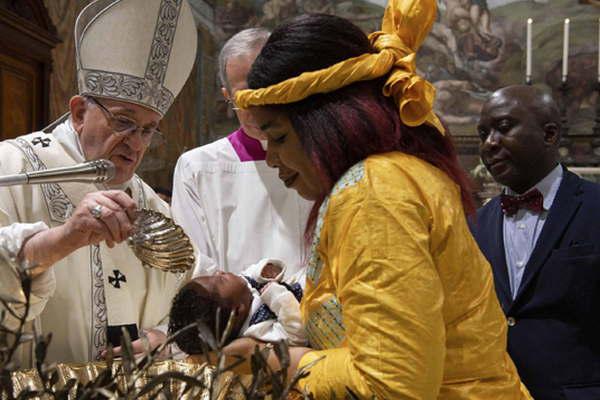 El Papa aconsejoacute a los padres no pelear delante de los nintildeos