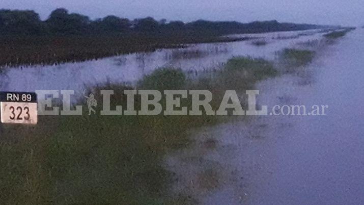 A lo largo de tres kilómetros la ruta quedó completamente cubierta por agua