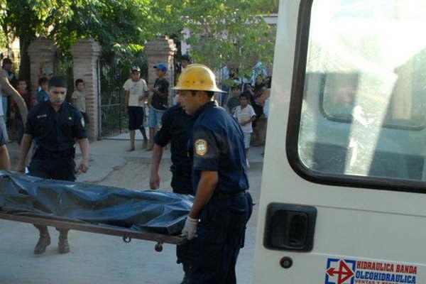 Un hombre encontroacute a su hijo de 18 antildeos ahorcado  en un aacuterbol en la parte trasera de su casa 