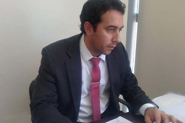 Lo apresan por apalear a su esposa y amenazarla de muerte apuntaacutendole con un rifle