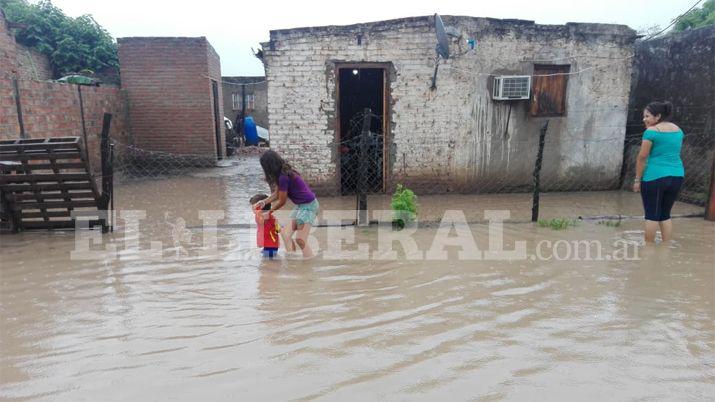 Quimiliacute- cayeron 120 mm desde anoche y los vecinos reciben asistencia