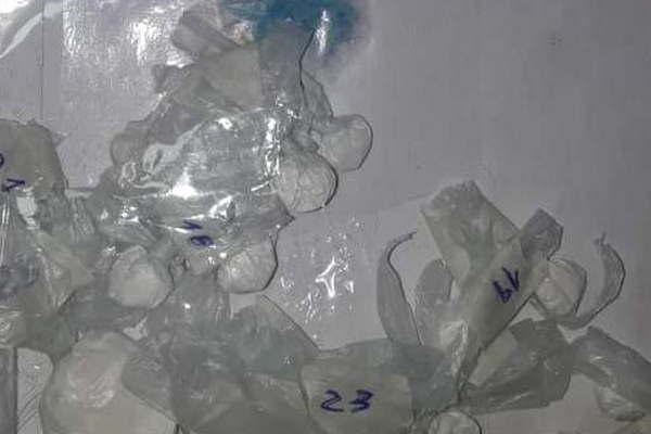 Dealers con 25 bagullos de cocaiacutena apresados cuando desarmaban una moto