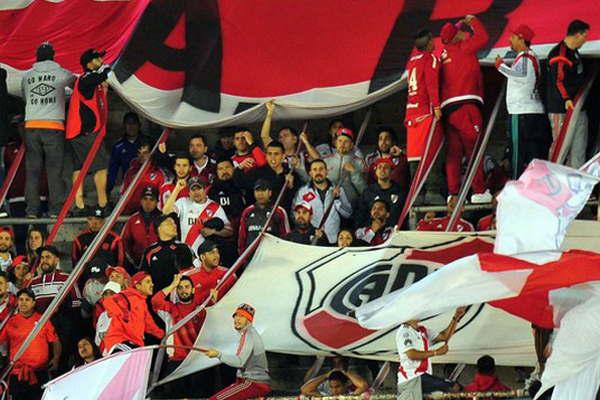 Prohiacuteben el ingreso a las canchas de 284 barras de River