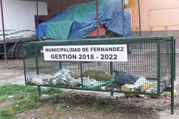 Colocan cestos para los residuos en puntos estrateacutegicos de Fernaacutendez