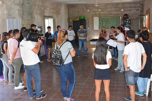 Comenzoacute con gran eacutexito el taller de muralismo para adolescentes