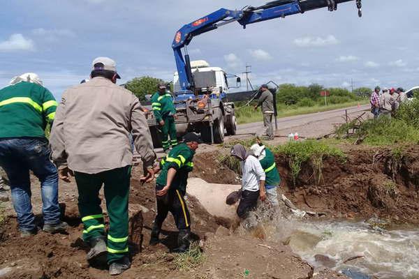Asisten a afectados por las lluvias y reparan la ruta provincial 89