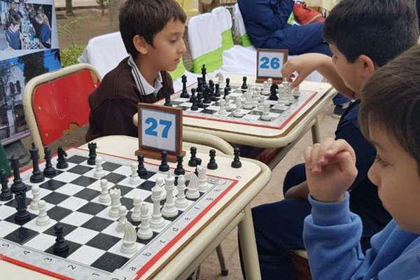 Para los nintildeos turistas y de la ciudad ofrecen clases gratuitas de ajedrez