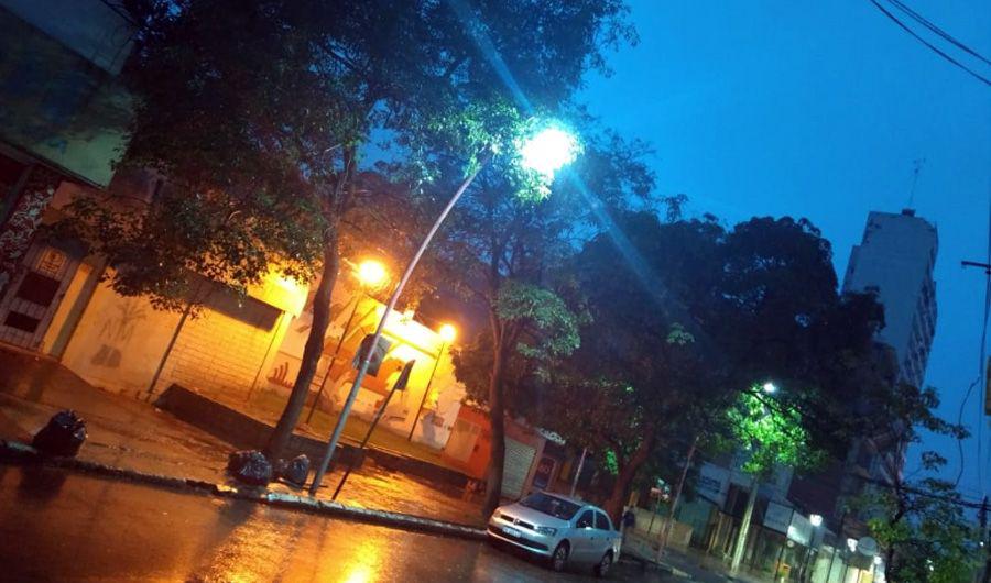 Un diluvio para abrir la jornada de jueves en Santiago