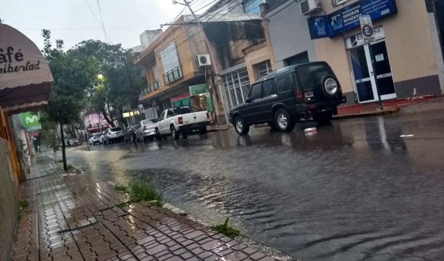 VIDEOS  La lluvia no da tregua y complicoacute la mantildeana en Santiago y La Banda