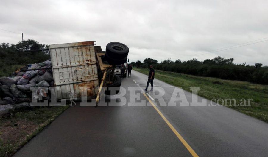 Camioacuten volcoacute su carga de carboacuten sobre ruta 13