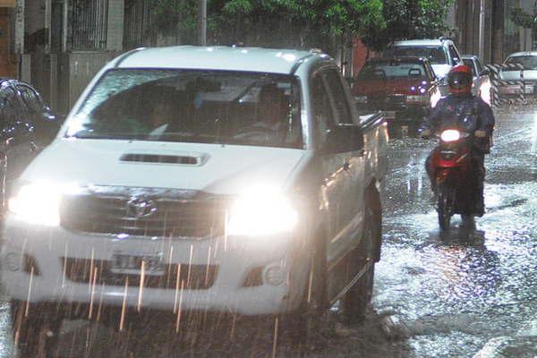 Pronostican fuertes lluvias para fin de mes que traeriacutean maacutes inundaciones