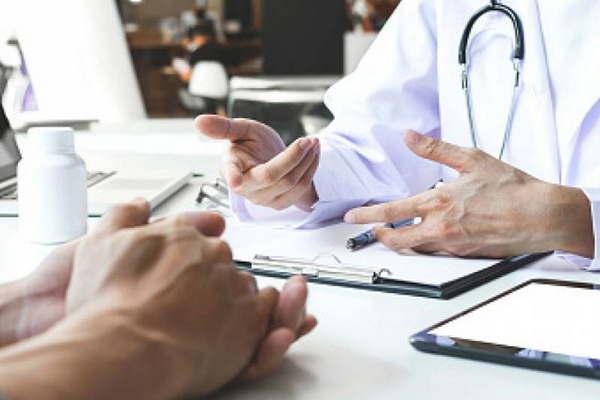 Resurgen quejas de pacientes por el cobro y el aumento del plus por las consultas meacutedicas